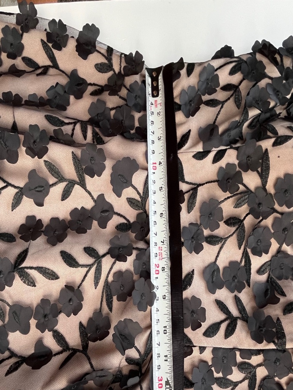 NWT XSCAPE Women’s 3-D Floral Overlay black and nude maxi dress size 4 - Picture 12 of 16